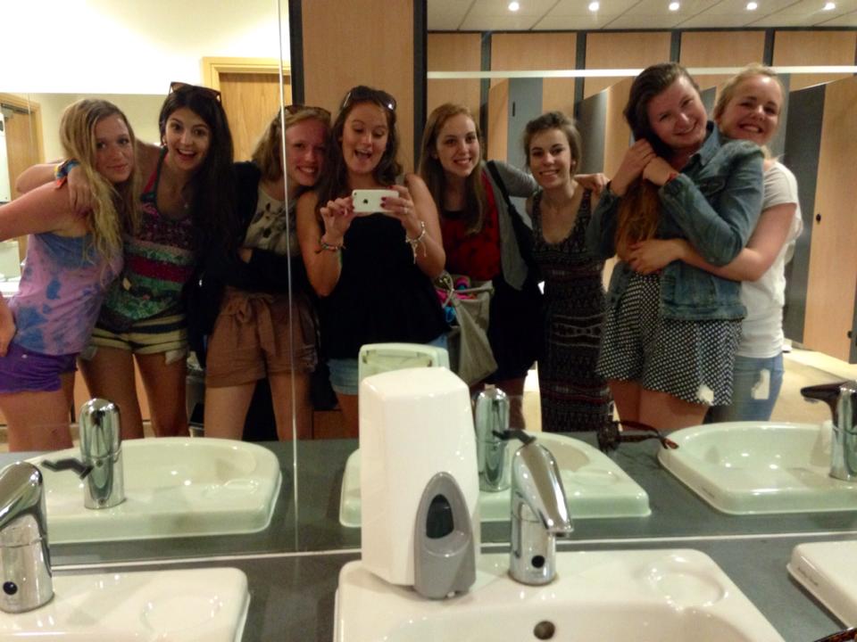 girls mirror selfie