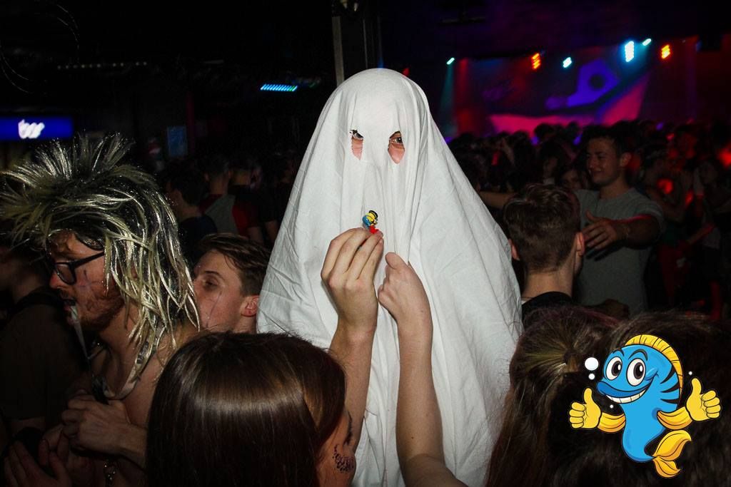 Image may contain: Accessories, Sunglasses, Accessory, Audience, Party, Night Club, Crowd, Club, Night Life, Person, Human