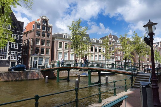 800px-Amsterdam_-_Oudezijds_Voorburgwal_-_Bridge