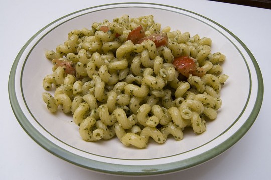 800px-Pasta_with_pesto