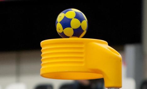 Korfball_basket_with_ball_size_5