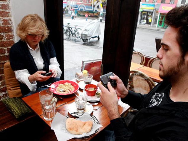 alg-texting-dining-jpg