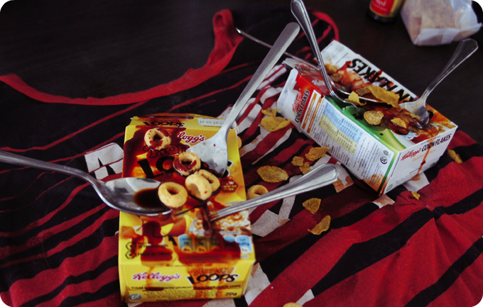 Look like an amateur art student with a cereal killer outfit. Get a variety pack of cereals.Take out the bag of cereals and save for breakfast. Glue the empty boxes to your clothes with PVA glue. Stick some spoons into the boxes and drip red food colouring or fake blood over it. Glue some cereal to your t-shirt for extra effect.