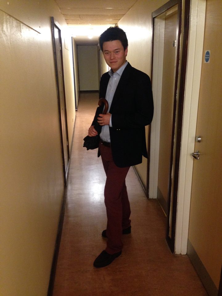 How to wear the southerner tag with embarrassment - red trousers
