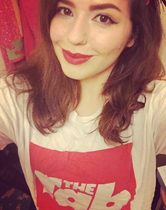 chloe tab selfie