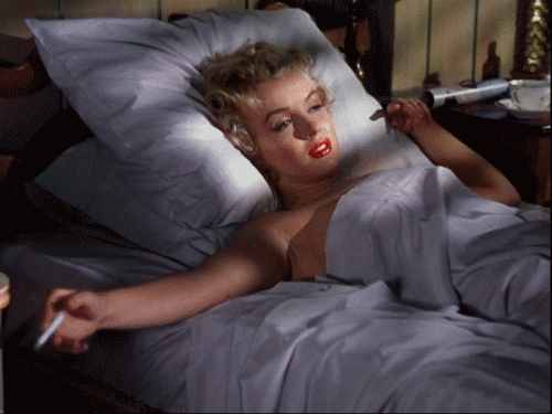 marilyn-cigarette-bed
