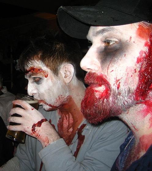 800px-Zombies_at_the_bar_(4062265279)