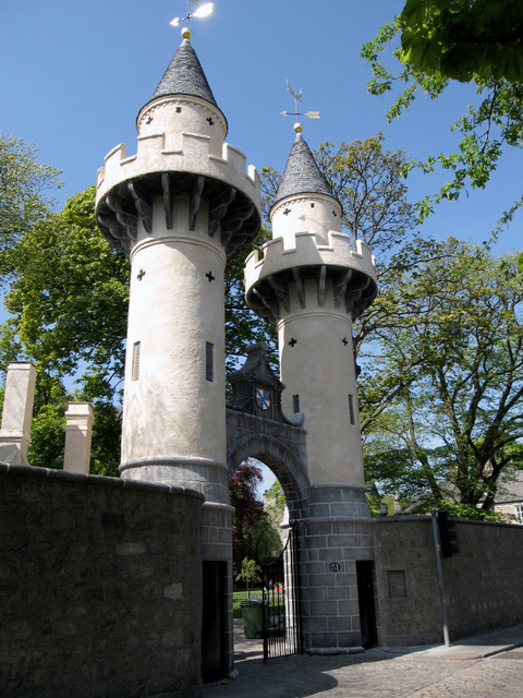 The_Powis_gate_Old_Aberdeen_-_geograph.org.uk_-_421948