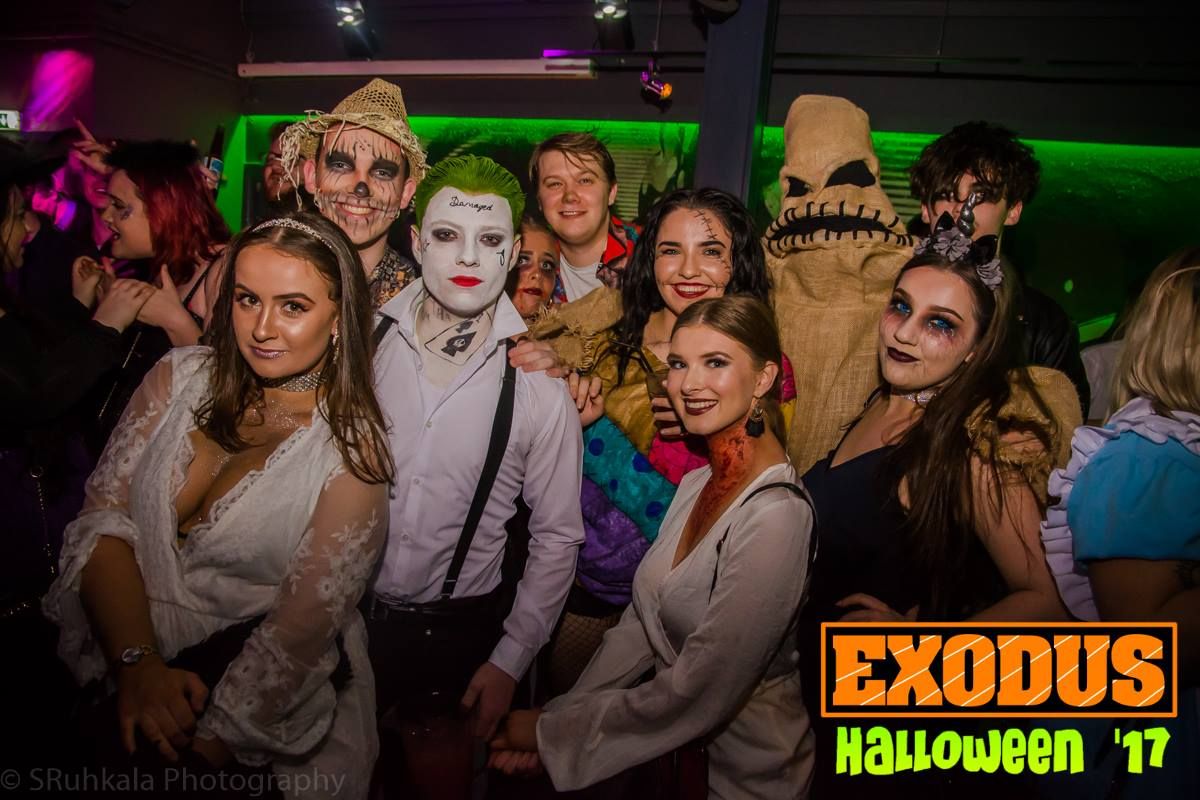 Image may contain: Party, Crowd, Festival, Club, Human, Person, People
