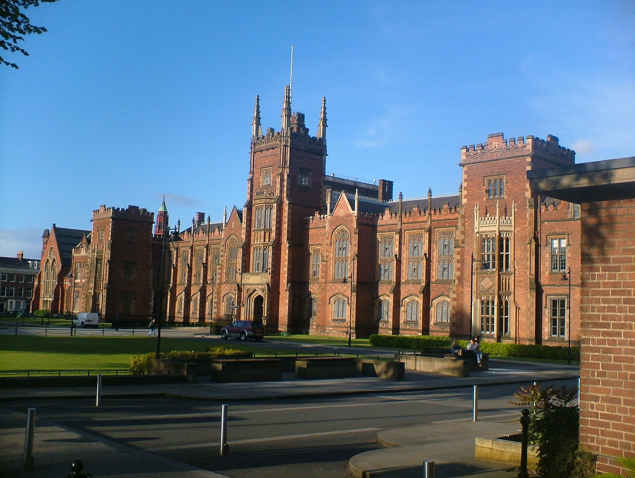 1280px-QUB (1)