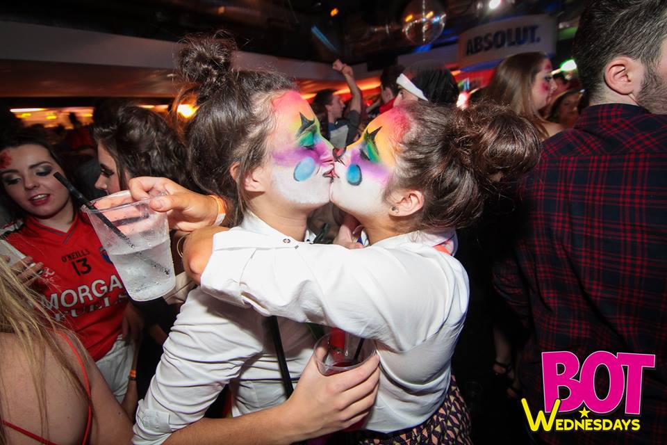 Matching costumes and all, nawww.
