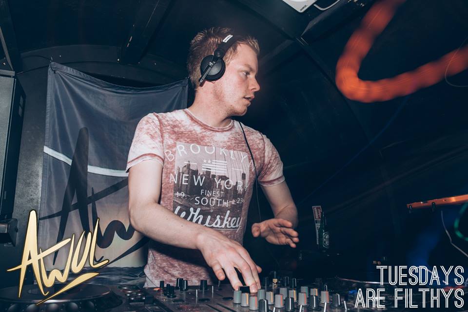 DJ Curtis in the mix