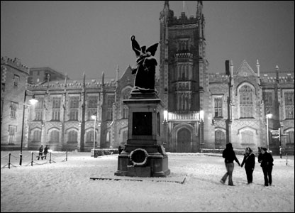 _44335098_snowandstatue416