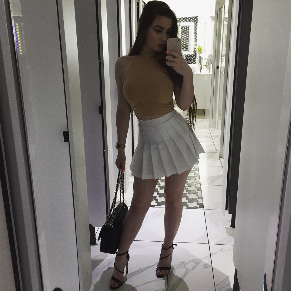 tfw your home mirror is shitty so you have to take selfies in restaurant toilets