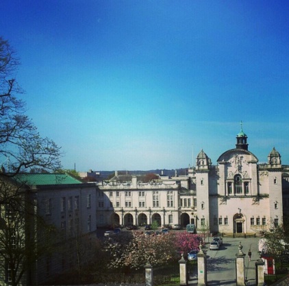 Tweetpic of the sun shining from behind Main Building
