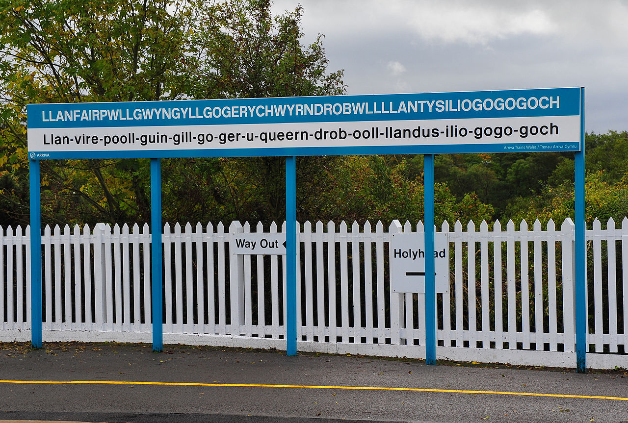 1280px-llanfairpwllgwyngyllgogerychwyrndrobwllllantysiliogogogoch-railway-station-sign-2011-09-21-gr2_1837a