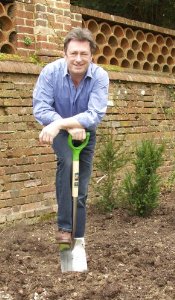 alan-titchmarsh-stainless-steel-digging-spade_3381_300