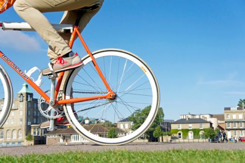 It's important to cycle with both hands on the handlebars, kids!