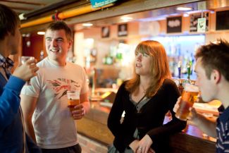 studentsdrinkingJB144095
