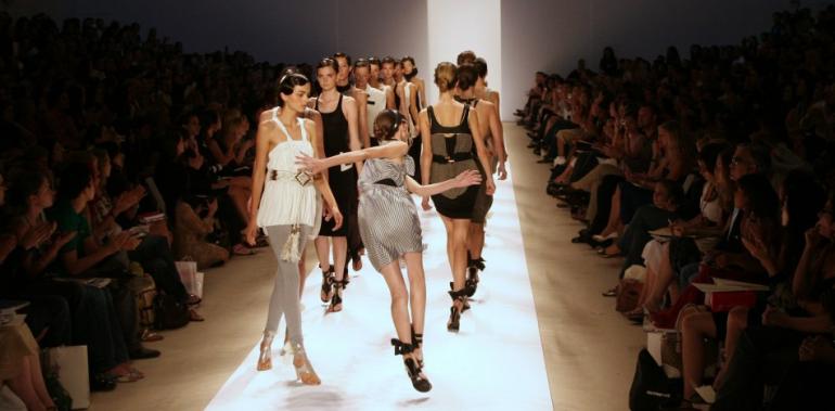 226713-catwalk-tumbles-10-most-memorable-runway-falls