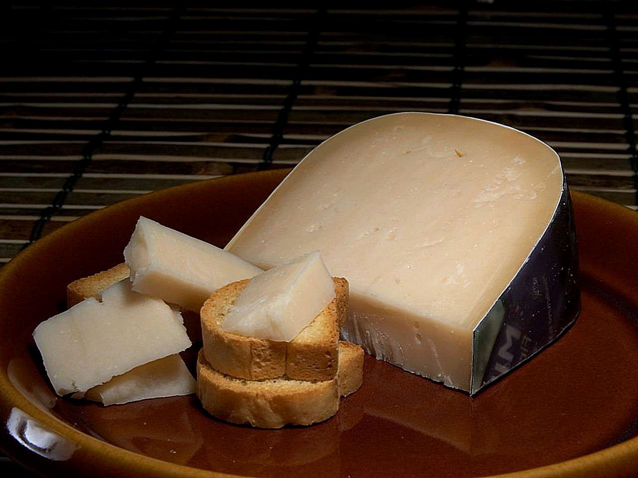 Midnight_moon_gouda_cheese