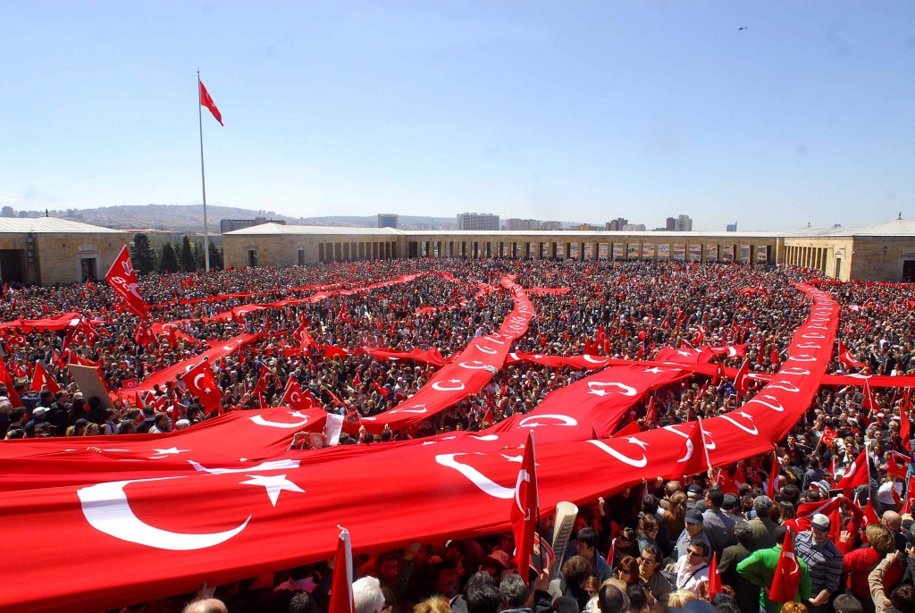ATATURKCU DUSUNCE DERNEGININ (ADD) DUZENLEDIGI ''CUMHURIYETIMIZE SAHIP CIKIYORUZ'' MITINGI, ANITKABIR YAKINLARINDAKI TANDOGAN MEYDANINDA YAPILDI. VATANDASLAR MITINGTEN SONRA ANITKABIRE AKIN ETTILER..14.03.2007. ( SELAHATTIN SONMEZ )