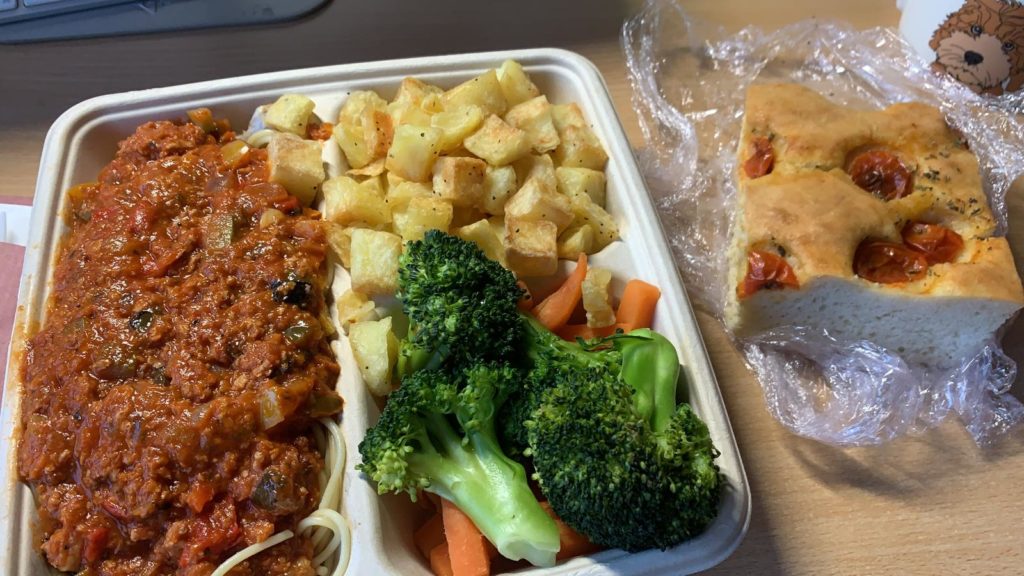 Bolognese with potato, broccoli, carrot and focaccia bread