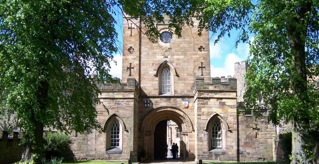 durham_castle_eingang-e1478107339636-1024x527