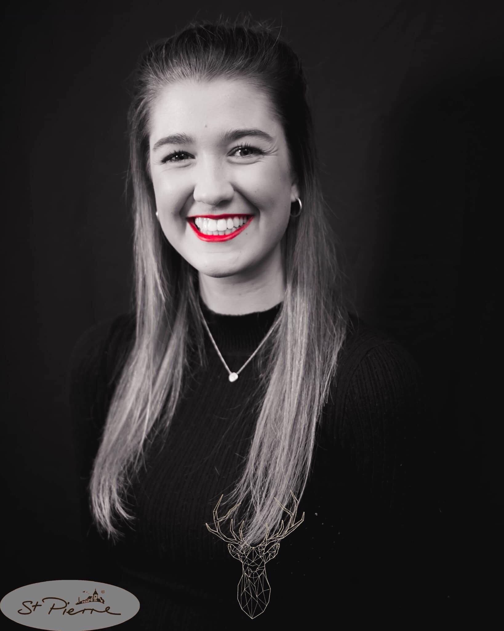 Image may contain: Jewelry, Accessories, Necklace, Accessory, Portrait, Photography, Photo, Smile, Female, Mouth, Lip, Teeth, Face, Human, Person