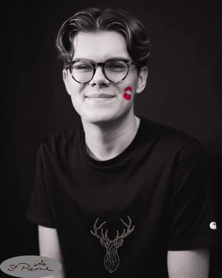 Image may contain: T-Shirt, Selfie, Man, Smile, Portrait, Photography, Photo, Clothing, Apparel, Glasses, Accessory, Accessories, Face, Human, Person