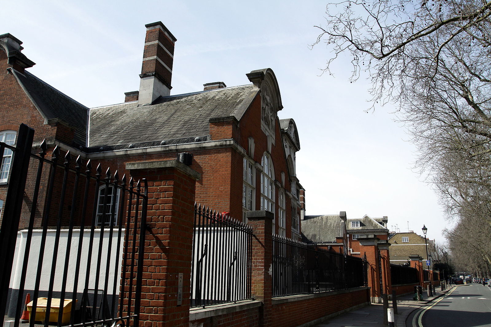 St_Paul's_Girls'_School_in_London_W6,_spring_2013_(4)