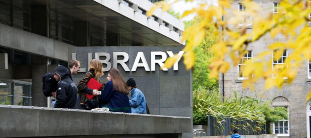 library_sign_students