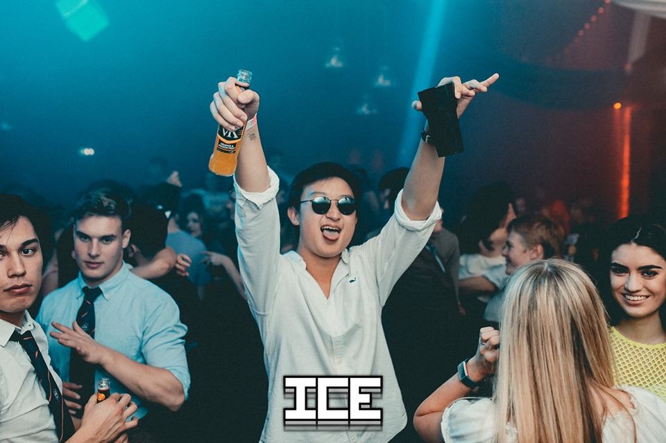 Image may contain: Tie, Night Club, Party, Audience, Night Life, Crowd, Club, Accessory, Sunglasses, Accessories, Human, Person