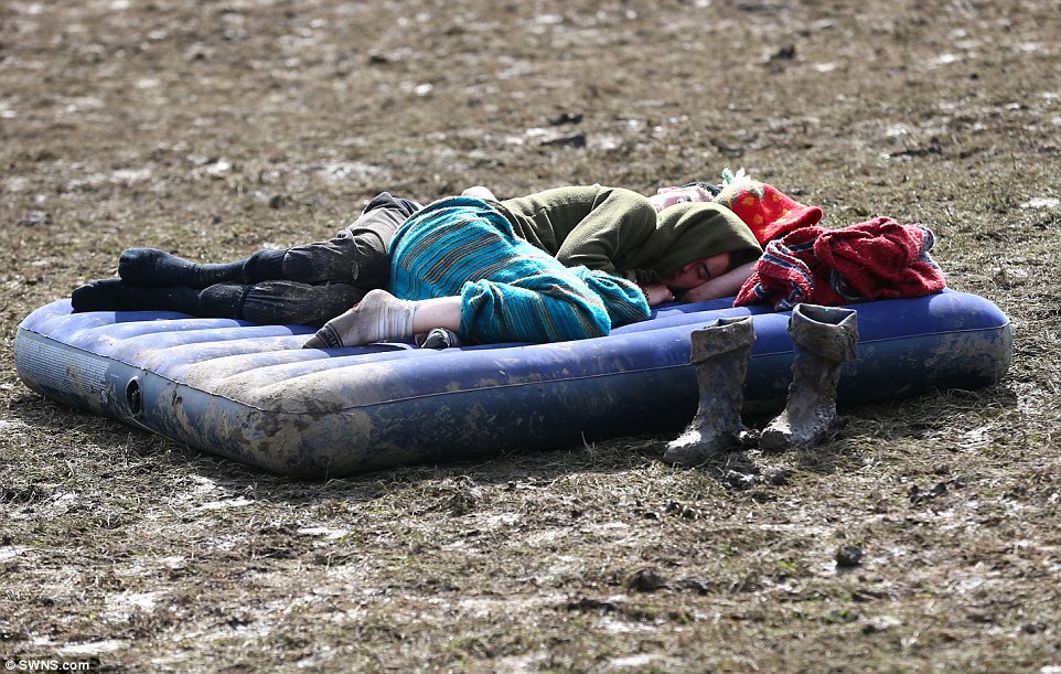 35B6961600000578-3661757-An_oblivious_couple_curled_up_and_slept_on_a_blow_up_mattress_co-m-116_1467023133435