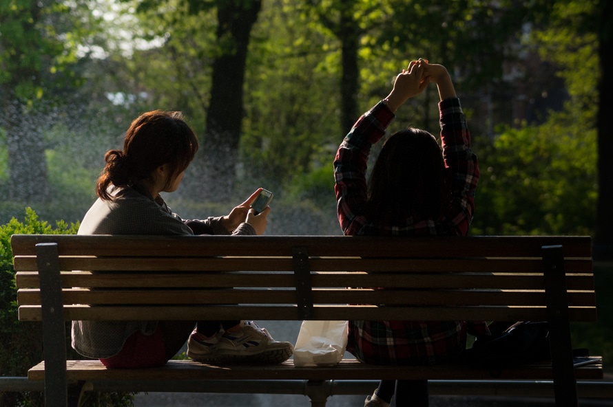 bench-people-smartphone-sun-large (1)