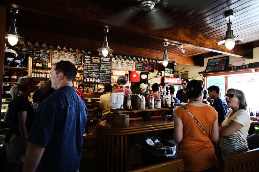 restaurant-people-alcohol-bar-large
