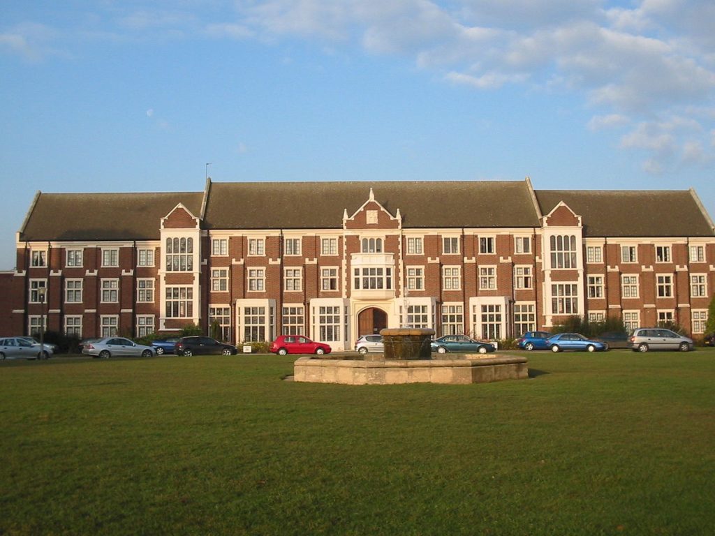1280px-Hazlerrigg_Front_Lawn