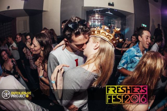 oh-my-god-this-is-guy-is-necking-the-queen
