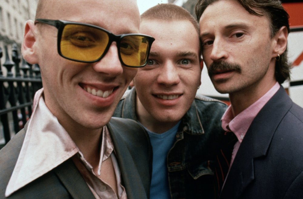 trainspotting-1996-008-ewan-bremner-ewan-mcgregor-robert-carlyle-00m-m63