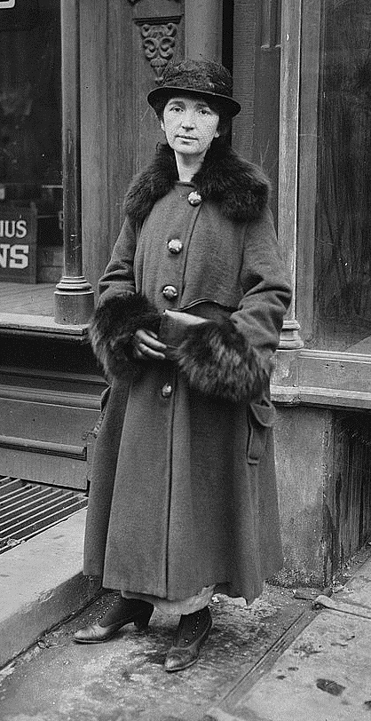 margaret_sanger_at_her_brownsville_clinic_trial_-_1917