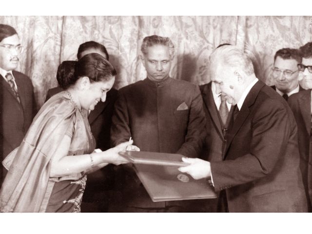 tissa_with_mrs-_sirimavo_bandaranaike_in_russia_with_alexei_kosygin_premier_of_the_soviet_union_fro