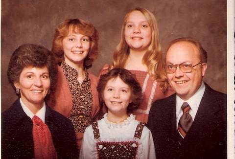 Image may contain: Abducted in Plain Sight, Netflix, Jan Broberg, Jan Broberg parents, true crime, Family, People, Female, Teen, Person, Kid, Child, Woman, Blonde, Girl, Human