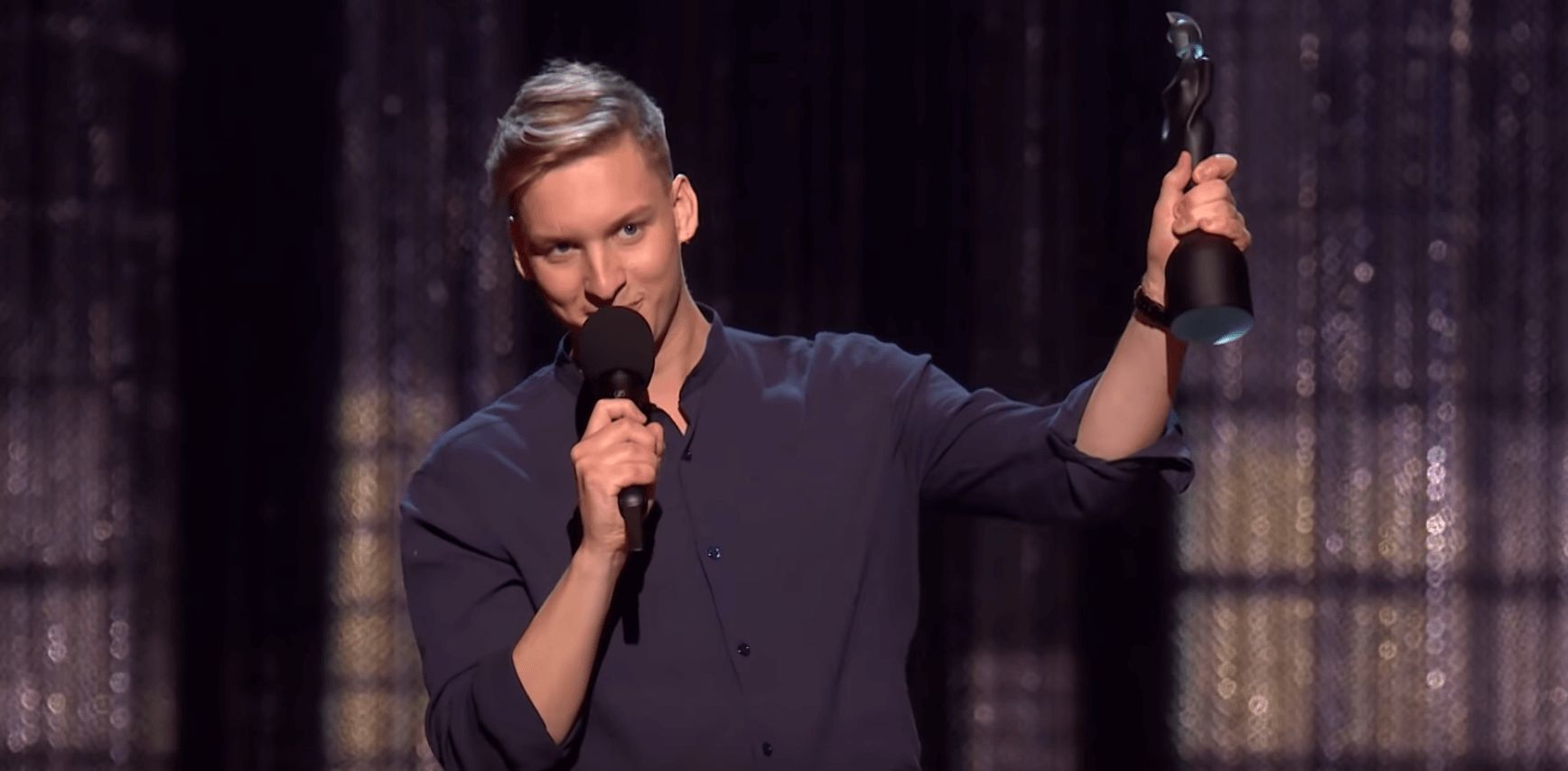 Image may contain: George Ezra, George Ezra 2019, The brits, fit, hot, 2019, UK, Face, Performer, Crowd, Electrical Device, Microphone, Human, Person