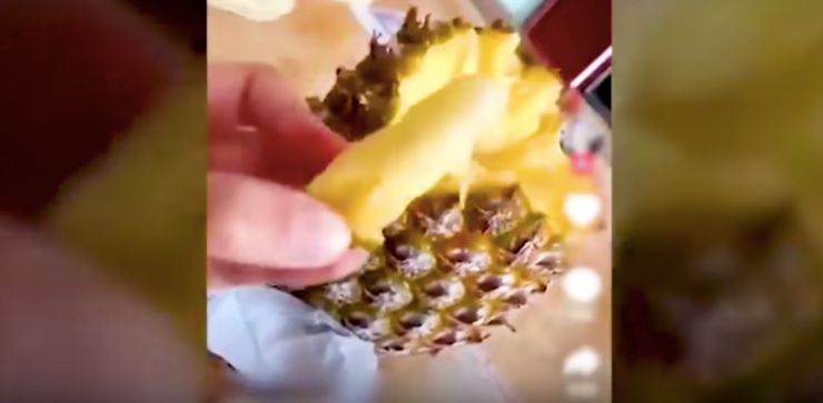 Image may contain: pineapple video, pineapple hack, Fruit, Pineapple, Food, Plant