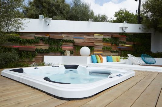 Image may contain: Love Island villa, 2019, Love Island, location, inside, Hot Tub, Tub, Jacuzzi