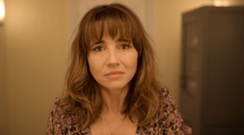 Image may contain: Dead To Me cast, Dead To Me, Judy, Linda Cardellini, Velma, Scooby Doo, film, show, Netflix, Photo, Portrait, Photography, Woman, Girl, Blonde, Child, Teen, Kid, Female, Human, Face, Person