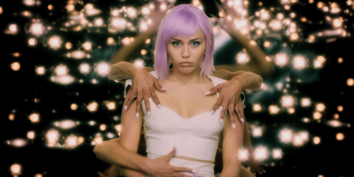 Image may contain: Black Mirror season five review, Black Mirror, season 5, Netflix, Charlie Brooker, Miley Cyrus, Rachel Jack and Ashley too, reactions, memes, review, twitter,  Hair, Finger, Tree, Plant, Apparel, Clothing, Person, Human, Costume