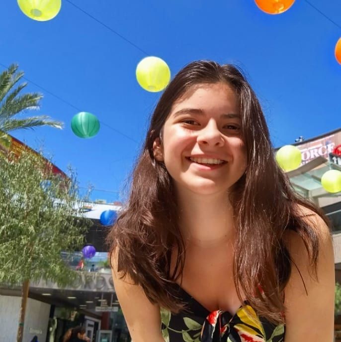 Image may contain: Stranger Things 3 new cast, Stranger Things 3, cast, new, Netflix, Gabriella Pizzolo, Suzie, Dustin, girlfriend, Apparel, Clothing, Photography, Photo, Portrait, Girl, Outdoors, Female, Smile, Face, Human, Person, Ball, Balloon