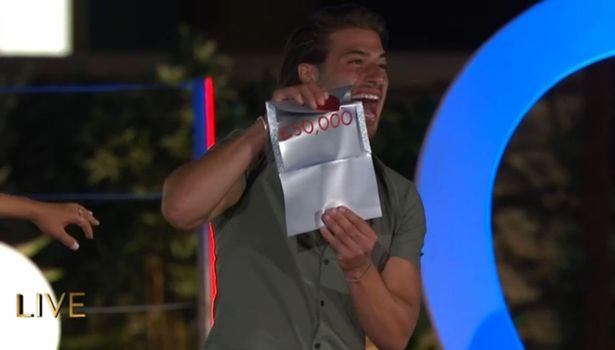 Image may contain: Love Island prize money, Love Island, final, prize, money, split, steal, money, love, finale, last, episode, couples, ranking, Crowd, Face, Text, Clothing, Apparel, Human, Person