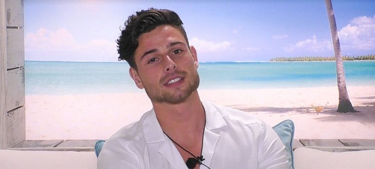 Image may contain: Love Island star signs, Tom, Love Island, Taurus, star sign, compatible, age, birth, Selfie, Portrait, Photography, Photo, Man, Pendant, Face, Human, Person